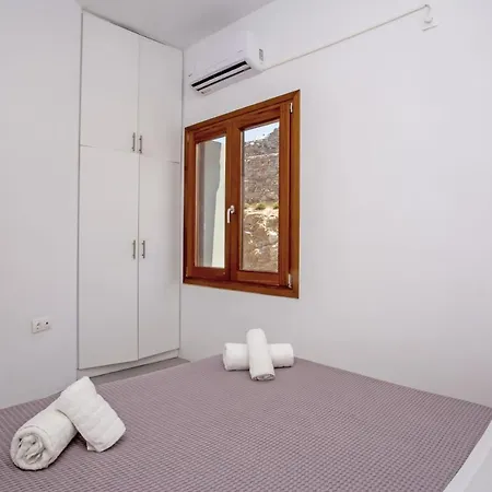 Terra White Seaview Pool & *
